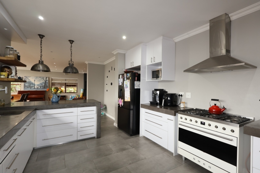 5 Bedroom Property for Sale in Vierlanden Western Cape